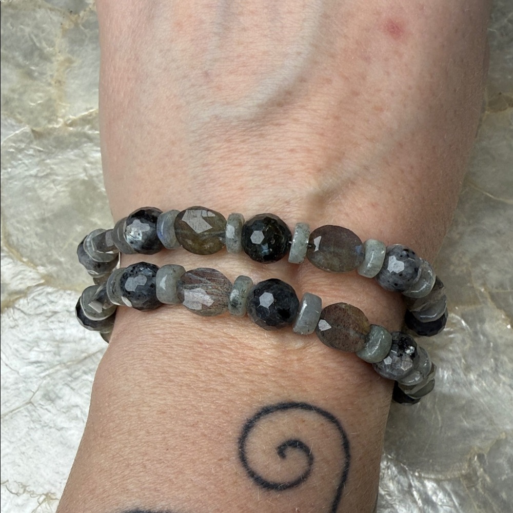 Elegant labradorite and tourmalinated quartz beaded bracelet